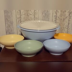 Tupperware Servalier 5 Pc Salad Bowl Set NWT